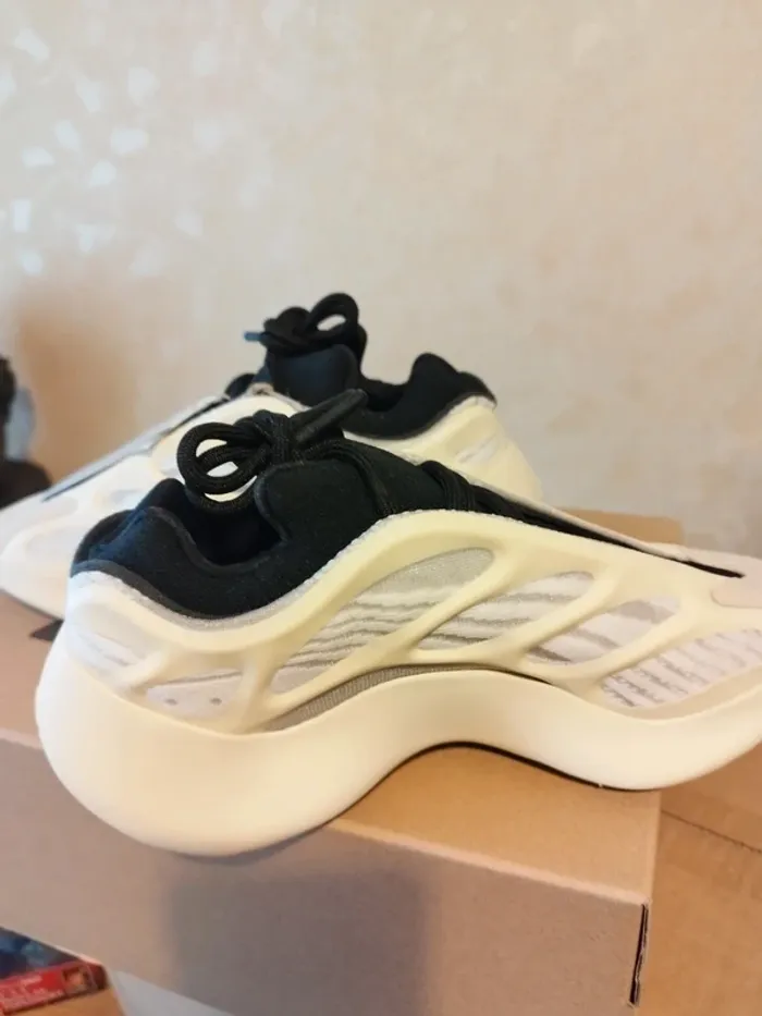 Yeezy 700v3 Azael - photo numéro 2