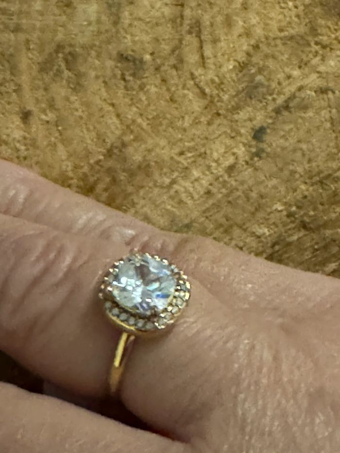 Bague acier inoxydable or réglable gros zircon carré et petits autour - photo numéro 3