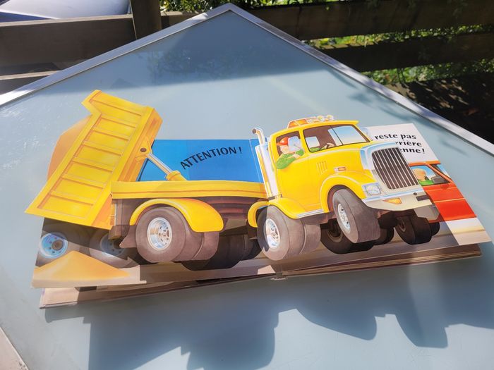 Superbe livre Pop-up Vrrroum! Mango jeunesse, À chaque page, un camion surgit! - photo numéro 4