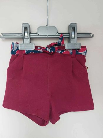 short bordeau avec ceinture fleuri