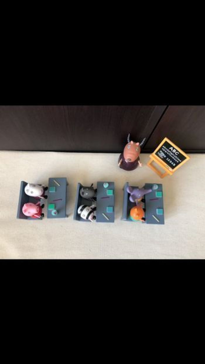 Peppa Pig, Salle de Classe avec 7 Personnages, Figurines, (Peppa, 5 Amis et Madame GazElle) - photo numéro 3