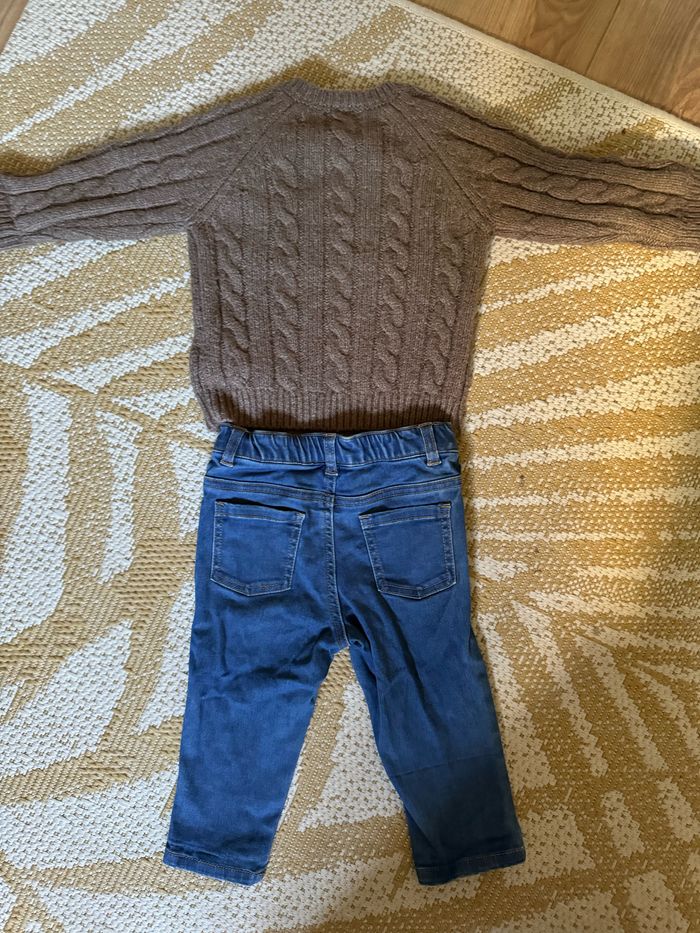 Pull marron et jean bleu foncé - photo numéro 2