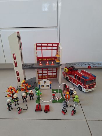 Playmobil pompiers, caserne, maison en feu, camion...
