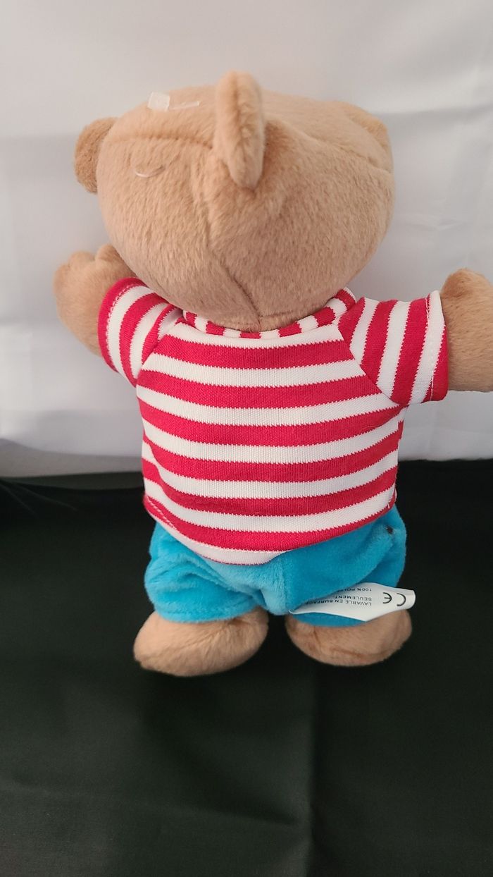 Doudou OURS tee shirt rayé rouge short bleu CONFORAMA 23 cm - photo numéro 4