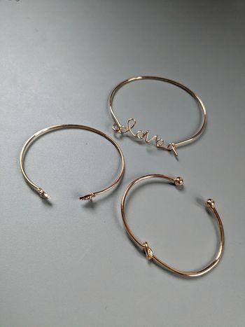 3 bracelets dorés neufs dans emballage love