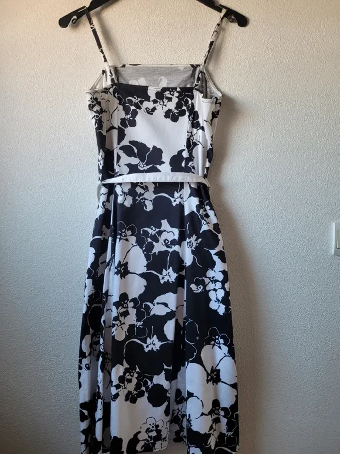Robe noir et blanc fleurie - photo numéro 4