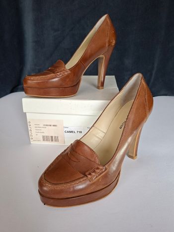 Escarpins Georgia Rose en cuir camel, talons hauts avec plateforme, style mocassin.