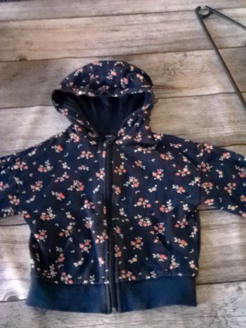 VESTE A CAPUCHE TAILLE 6 ANS