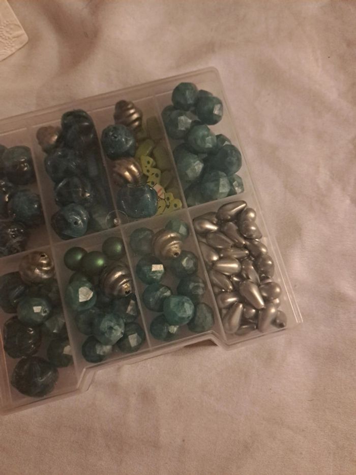 Boîte de perles vertes - photo numéro 3