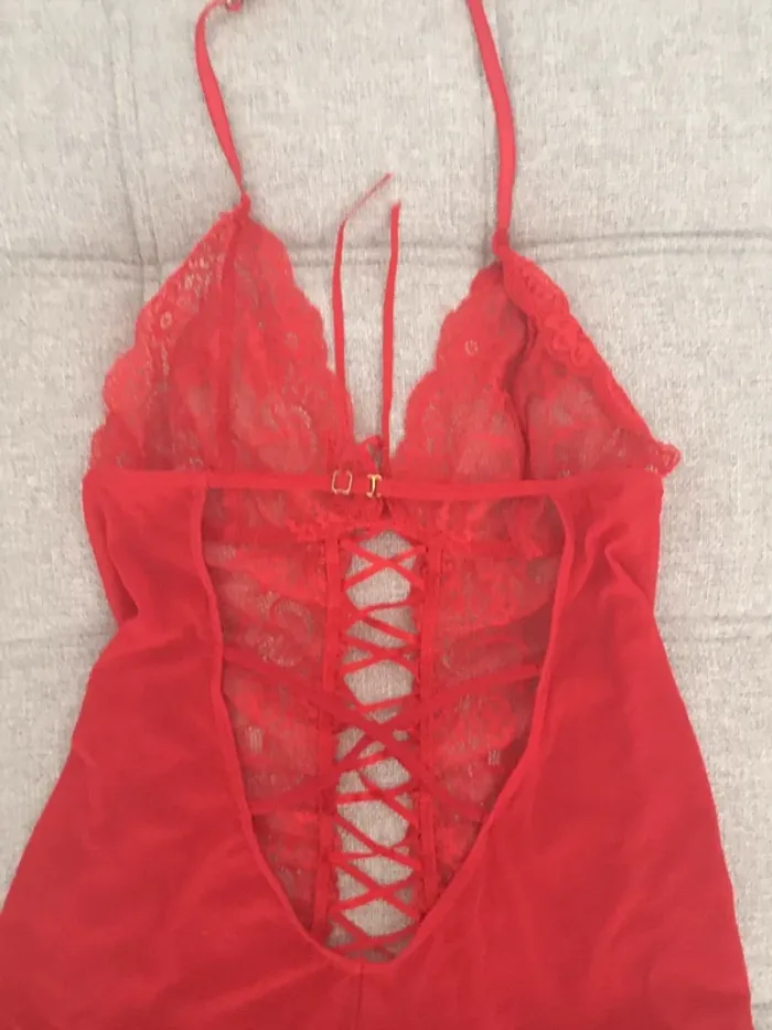 Nuisette courte rouge dentelle voile et dos nu - photo numéro 5