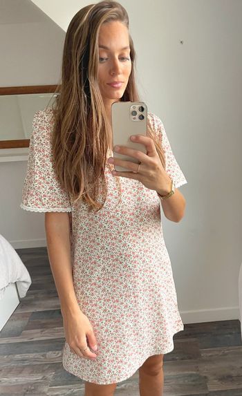 🌟 Robe rose et blanche à fleurs avec broderie