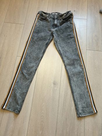 Jeans très mode. Garçon 14 ans XS. Marque Kiabi