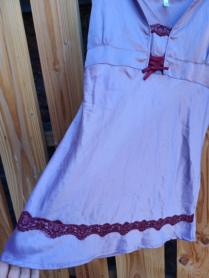 Jolie nuisette satinée lilas et dentelle bordeaux O'moi sexy - photo numéro 5