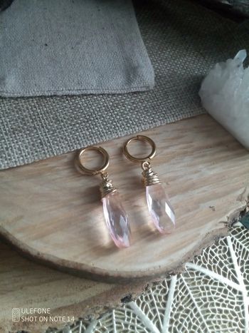 Petites créoles gouttes rosées