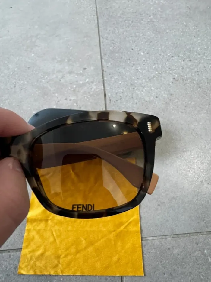 Lunettes de soleil Fendi, ref : FF0086/S, très bon état - photo numéro 2