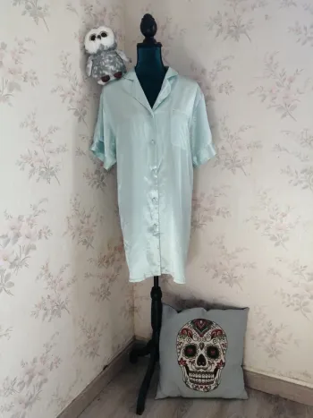Chemise de nuit vert d'eau en satin avec boutons et poche en dentelle / sans marque / (T2-M)