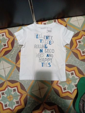 Tee-shirt 4 ans étiqueté