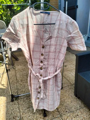 Robe courte à carreaux boutonnée