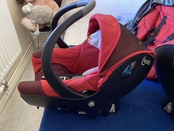 Donne cosy et assise