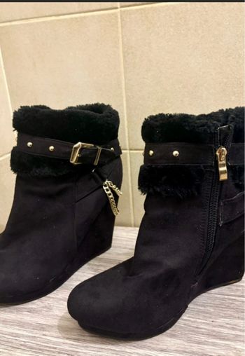 Bottine à talons compensés avec chaîne