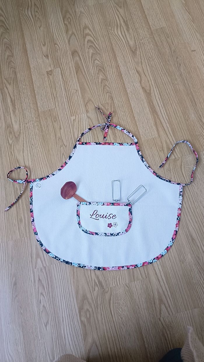 Tablier enfant personnalisé brodé avec prénom – Cadeau original petit chef – Fait main
