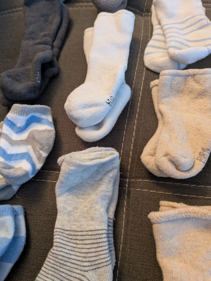 Lot chaussettes et chaussons taille 14 - photo numéro 3