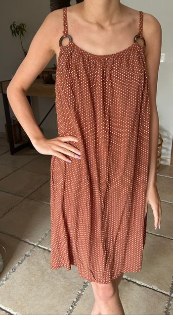 Robe marron à pois et bretelles