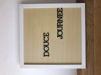 Tableau d'affichage avec lettres noires