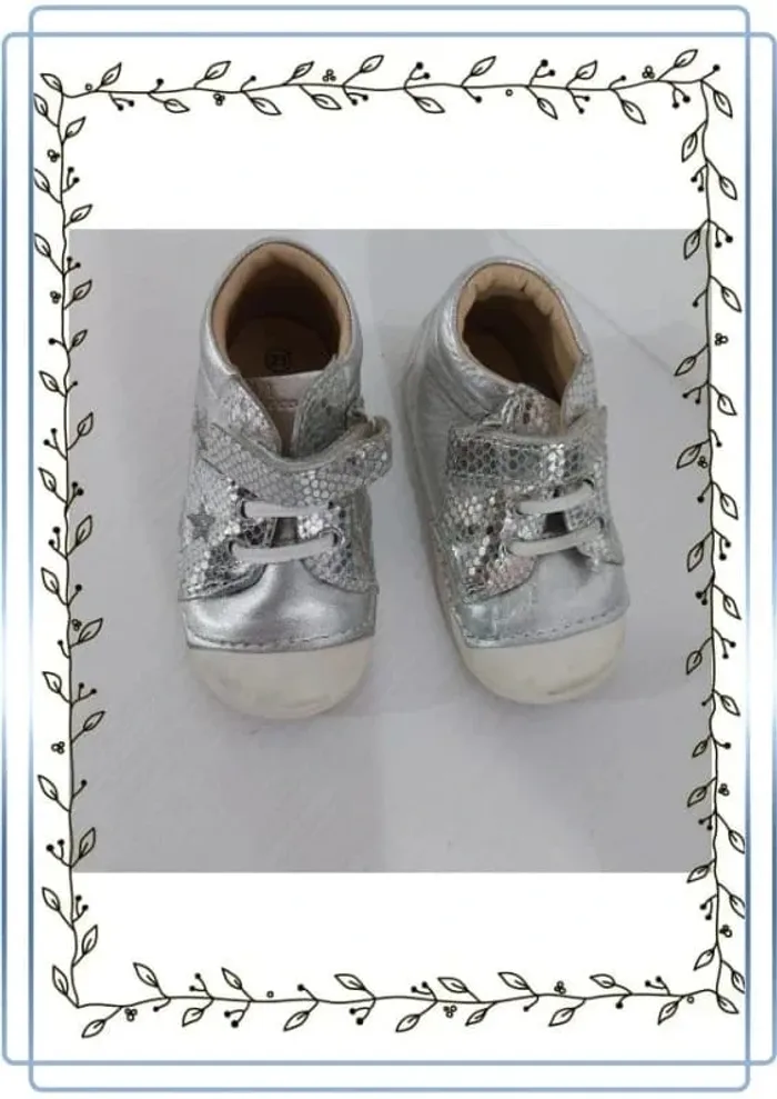 Chaussures argenté chicco, taille 21, bon état mais traces d'usures - photo numéro 2