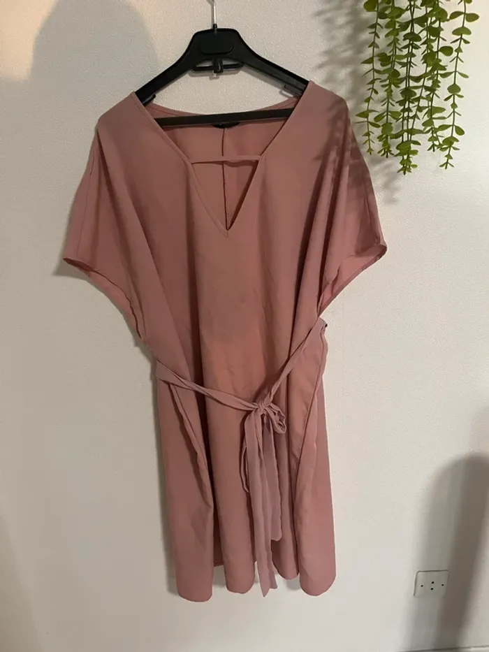 Très belle robe à courte manche avec ceinture femme