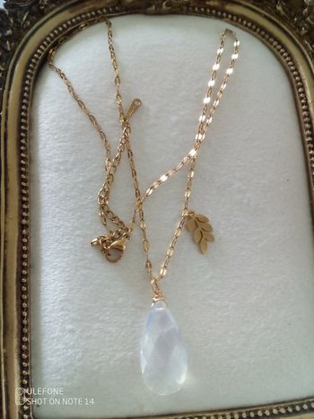 collier bohème opaline et breloque feuilles