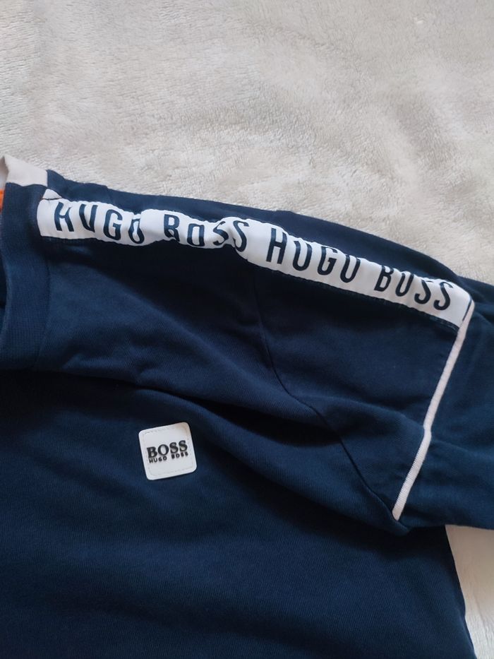 Tee shirt bleu marine bandes phosphorescentes Hugo Boss taille 6 ans - photo numéro 2