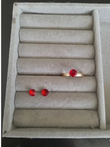 boucle d'oreille et sa bague
