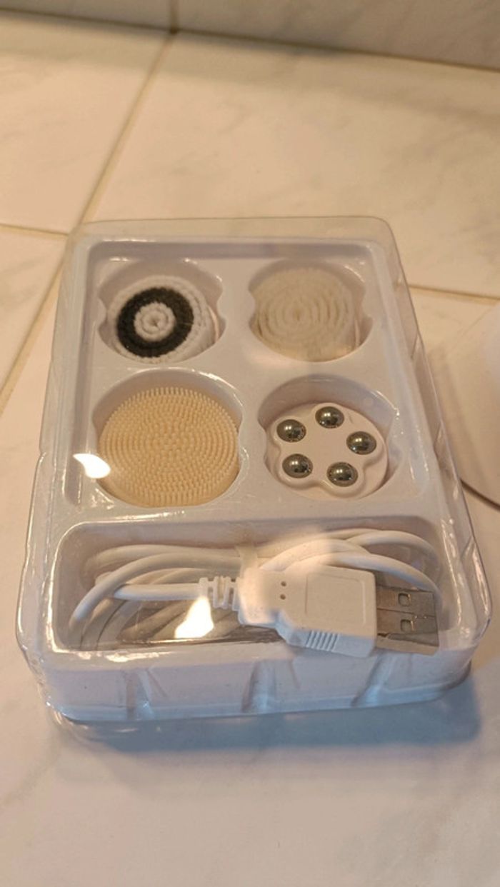 Brosse visage USB + 4 têtes - photo numéro 3