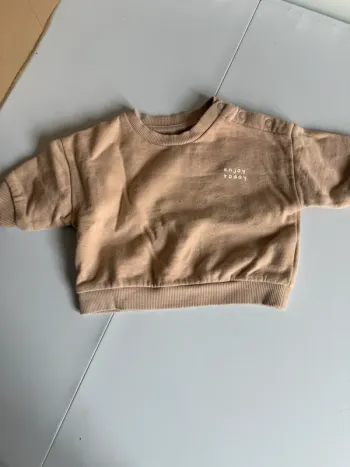 Pull Kiabi beige en très bon état taille 3 mois