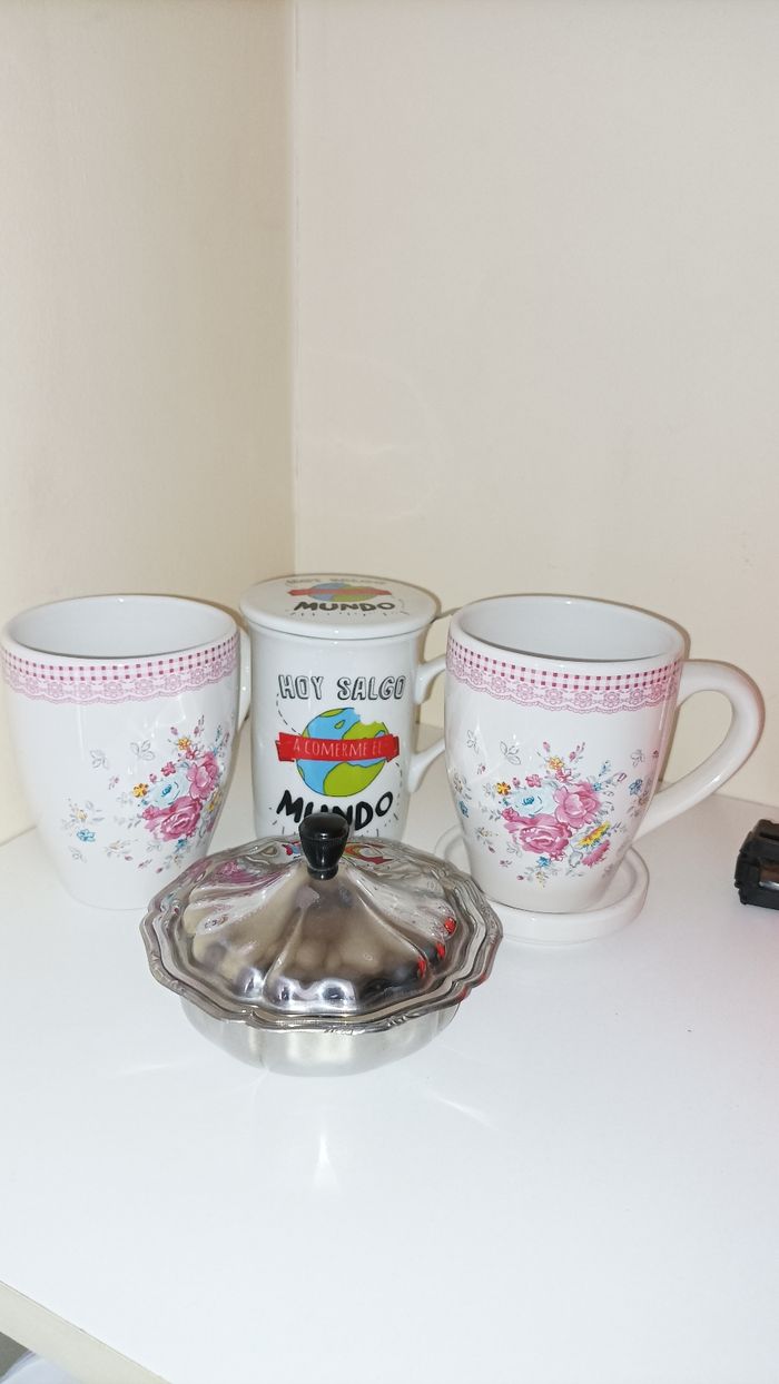 Sucrier et ses tasses en porcelaine