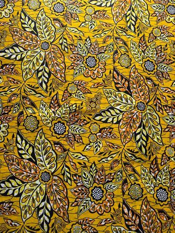 Coupon tissu wax jaune à fleurs 