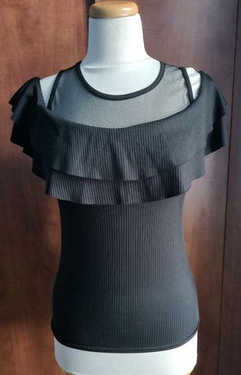 T-shirt à volants avec épaules dénudée 36-38