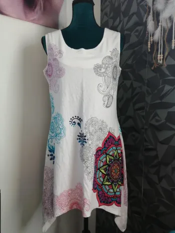 Tunique blanche sans manches asymétrique avec motifs mandala, rosace / coton du monde / (42)
