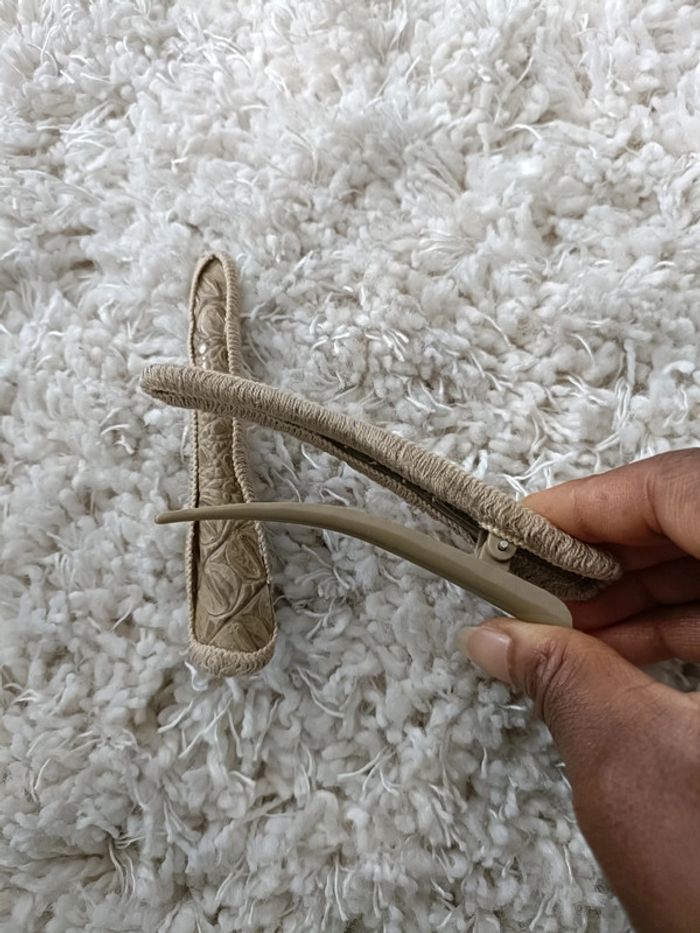 2 barrettes kaki d'environ 12 cm de longueur - photo numéro 2