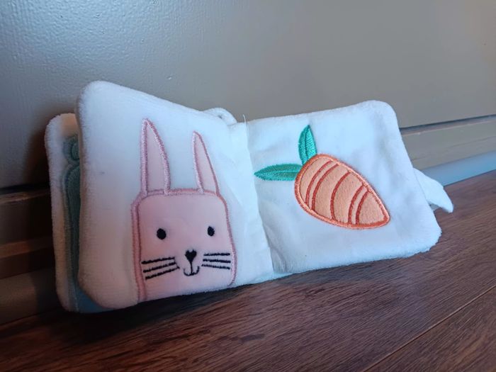 Livre en tissu bébé- marque Hema - nuage / lapin - photo numéro 3