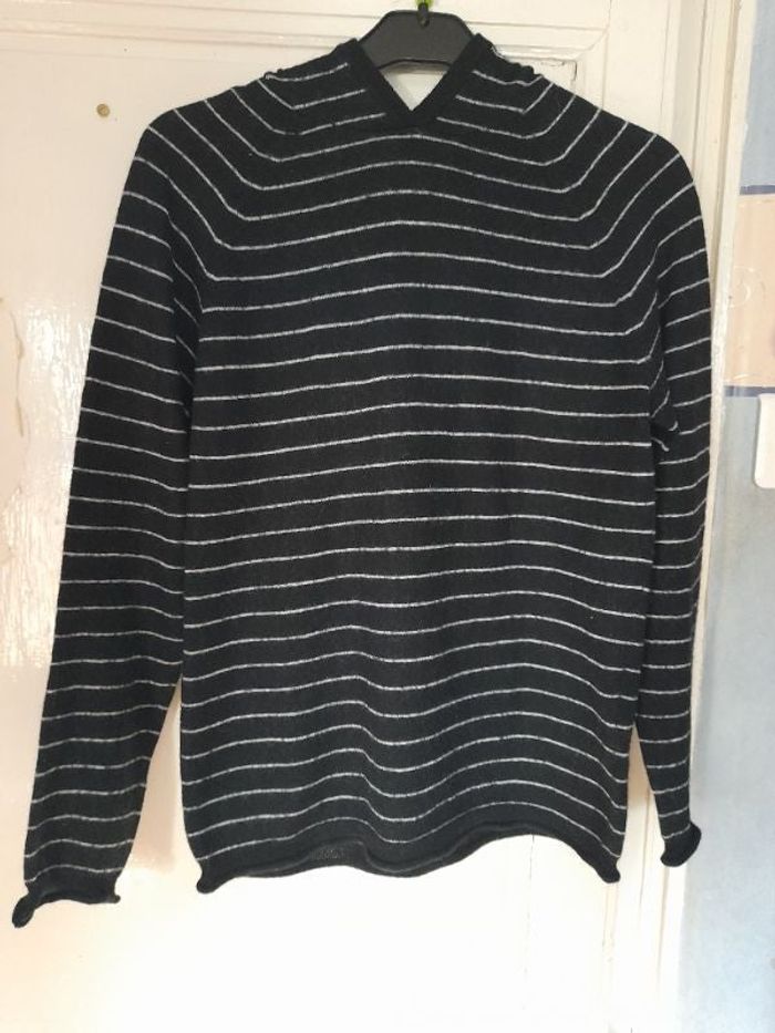 Pull noir rayé de blanc, marque Célio, taille M