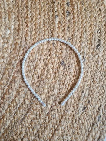 Jolie serre tête en perle blanche