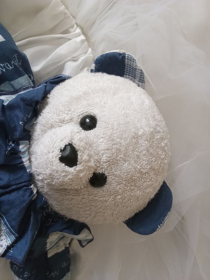 Doudou ours blanc bleu marine Minouche vintage d'occasion ancien 30 ans  marin marine mer yeux noirs durs plastique nez dur  tissu éponge tissu bouclettes carré carreaux imprimé  thème mer ancre  peluche ancien matelot - photo numéro 4