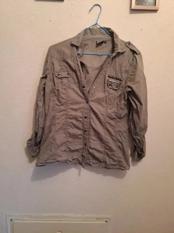 Chemise femme kaki à breloques