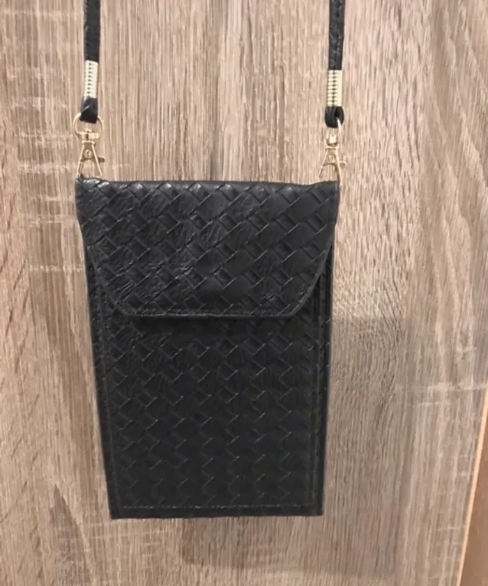 Pochettes en bandoulière cuir noir 10cm en largeur 20cm longueur