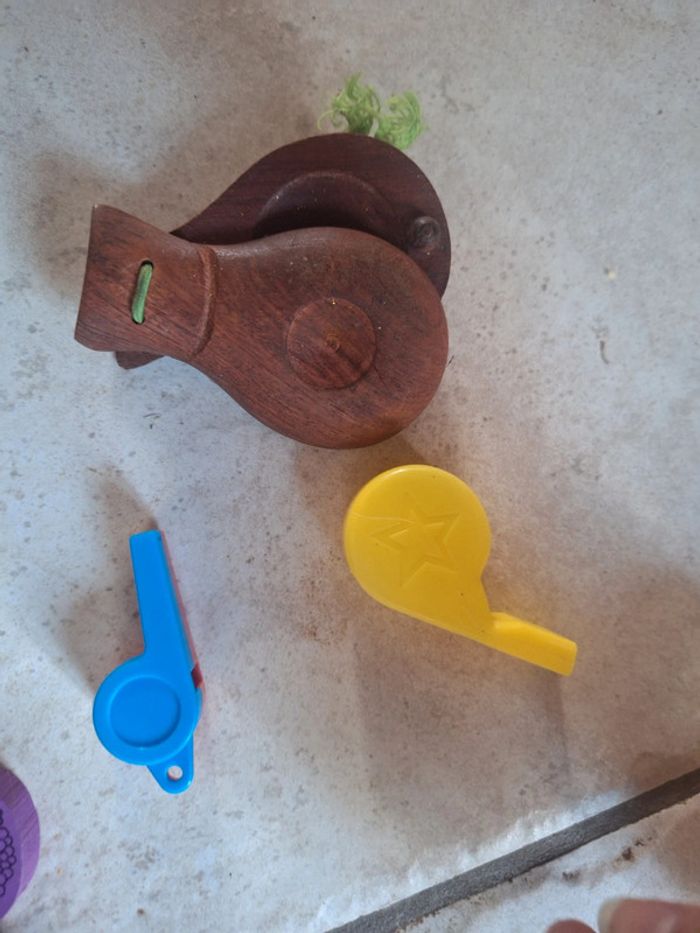 Lot instrument 2 sifflet plastique et des castagnettes bois
