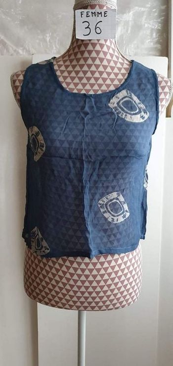 Crop top, bleu avec motifs blanc, transparent, en très très bon état, viscose, marque MIM =4€