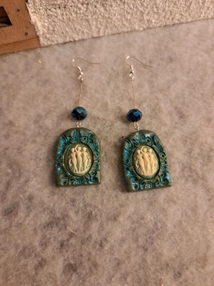 Boucles d'oreilles pendante pâte polymere avec les 3 grâce - photo numéro 8