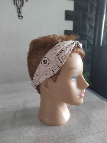 Bandeau élastique en tissu torsadé motif floral beige, noir et blanc